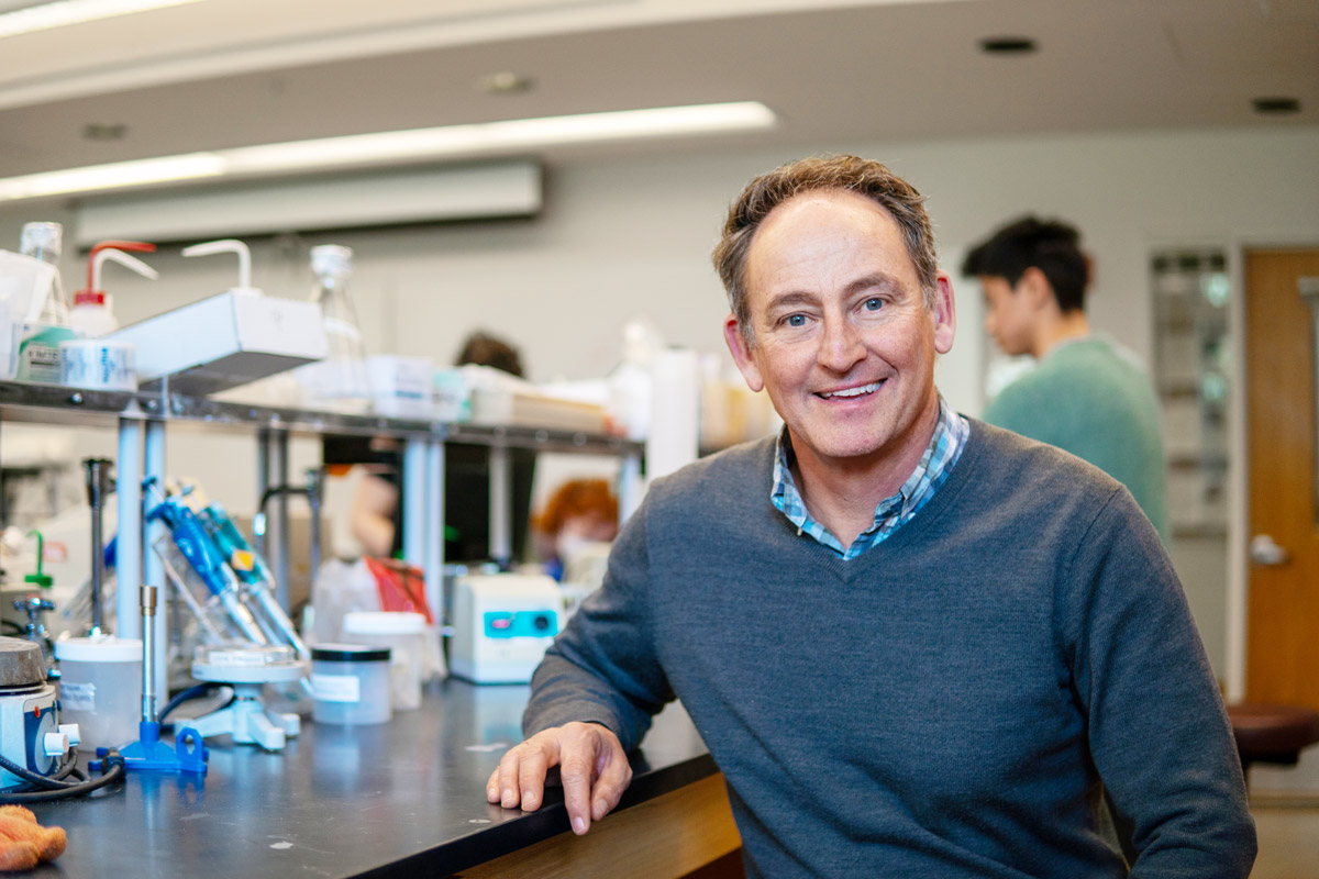 A photo portrait of Reed College Amgen-Perlmutter Professor of Biology Jay Mellies in his lab.